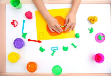 Küçük çocuk masasında, üstten görünüm modelleme playdough meşgul