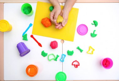 Küçük çocuk masasında, üstten görünüm modelleme playdough meşgul