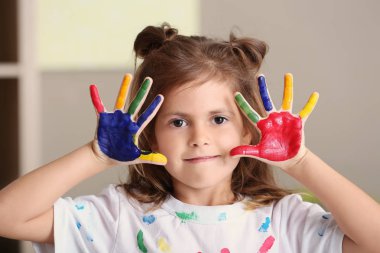 Boyalı elleri kapalı olan küçük kız
