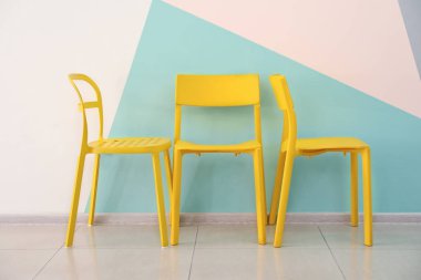 Renk duvarının yakınında rahat sandalyeler