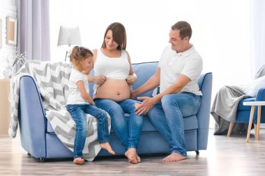 Mutlu genç aile evde kanepe