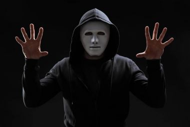Koyu arka plan üzerinde çalışma ile sanal perde maskeli hacker