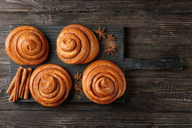 Tatlı tarçın ile ahşap tahta masada rulo