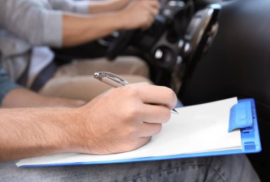 Sürüş dersi sınav, closeup sonuçlarını yazma