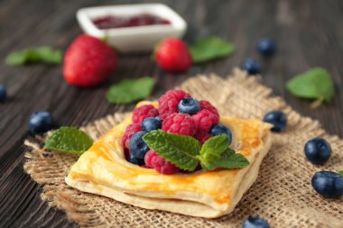 Çilek tablo ile nefis puf böreği