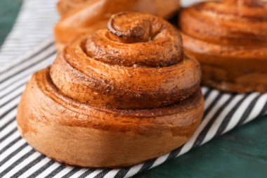 Tatlı tarçın rulo masada