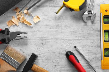 Ahşap arkaplanda farklı araçlar