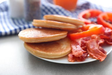 Lezzetli gözleme, biber ve masada kızarmış domuz pastırması ile plaka