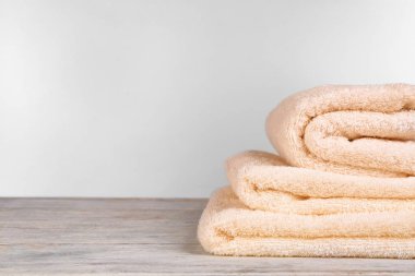 Açık renkli karşı masada temiz havlu