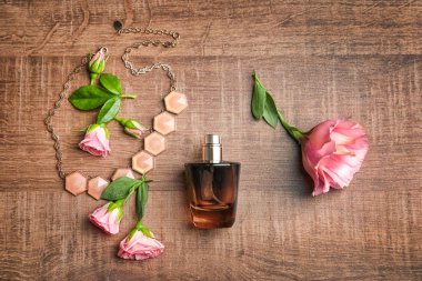 Parfüm ve ahşap zemin üzerine çiçek şişe ile kompozisyon