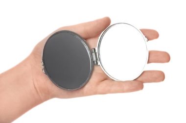 Cep aynası, üzerinde beyaz izole tutan kadın