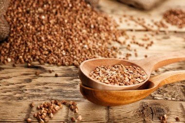 Ham buğday ve masada tahta kaşıklar