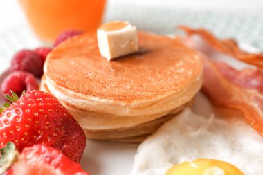 Lezzetli kahvaltı ile plaka üzerinde gözleme, yakın çekim