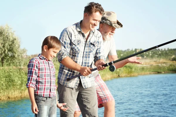 一緒に池に家族釣り — ストック写真