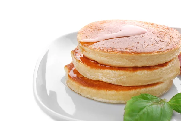 Teller mit Pfannkuchen auf weißem Hintergrund — Stockfoto