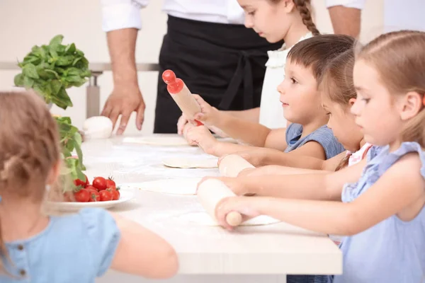Crianças bonitas na cozinha durante as aulas de culinária — Fotografia de Stock