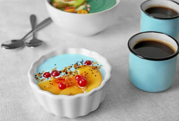 Kom met blauwe spirulina smoothie op tafel. Gezond vegan food concept — Stockfoto