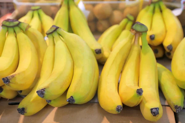 Plátanos frescos maduros en el mostrador —  Fotos de Stock