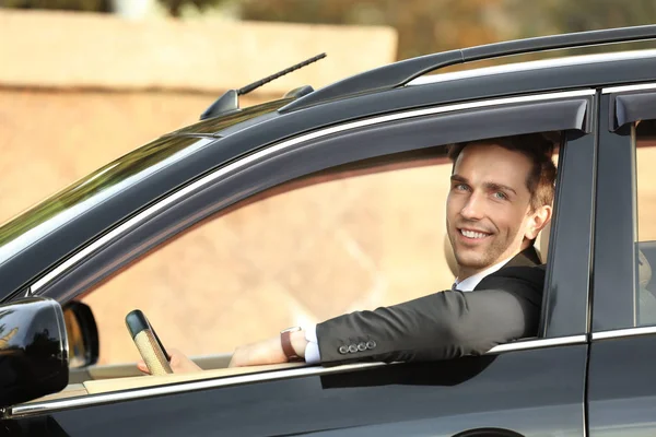 Geschäftsmann auf dem Fahrersitz des Autos — Stockfoto