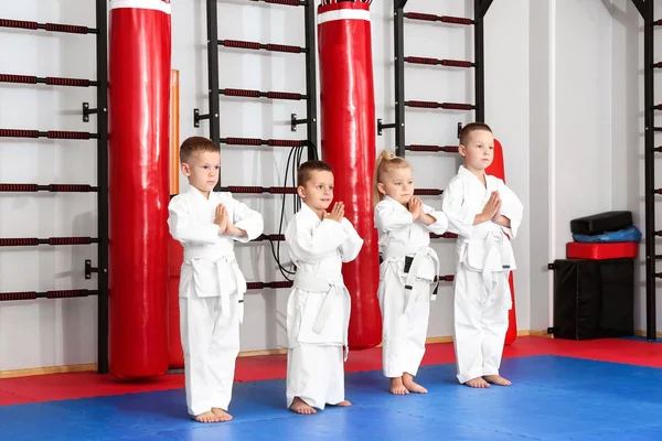 Niños practicando karate en dojo — Foto de Stock