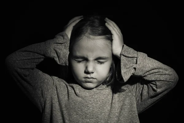 Menina triste no fundo preto. Conceito de abuso de crianças — Fotografia de Stock