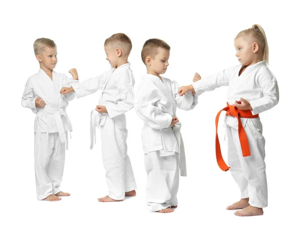 Küçük çocuk karate beyaz arka plan üzerinde pratik — Stok fotoğraf