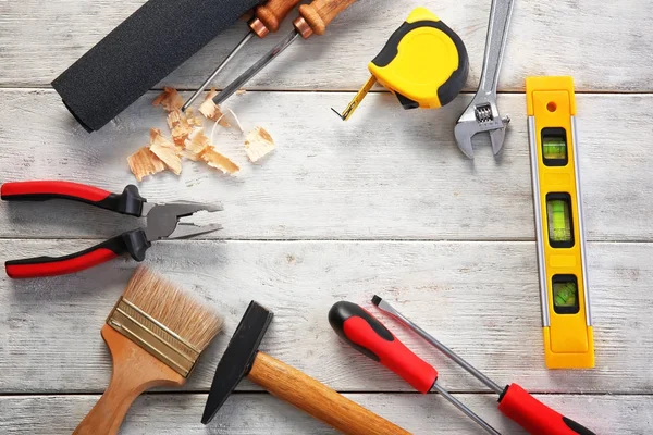 Set van verschillende gereedschappen op houten ondergrond — Stockfoto