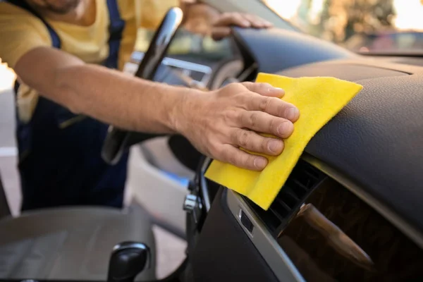 Man cleaning car dashboard with rag, closeup — Stock Photo, Image