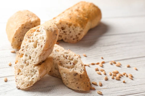 Smaskiga färskt bröd på trä bakgrund — Stockfoto