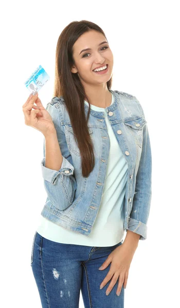 Jeune femme titulaire d'un permis de conduire sur fond blanc — Photo