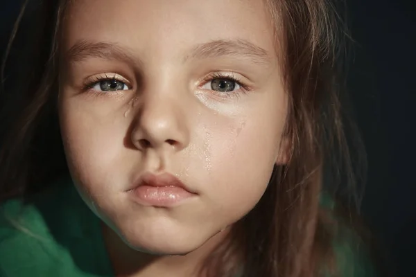 Uma rapariga triste a chorar. Conceito de abuso de crianças — Fotografia de Stock