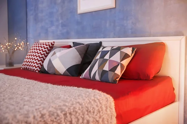 Удобная кровать с подушками в номере — стоковое фото