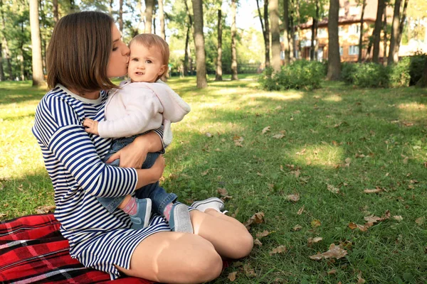 Moeder met schattig meisje samenspelen in herfst park — Stockfoto