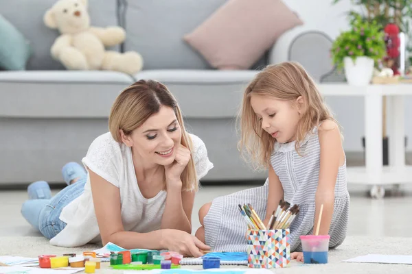 Mãe com bonito filha pintura em casa — Fotografia de Stock