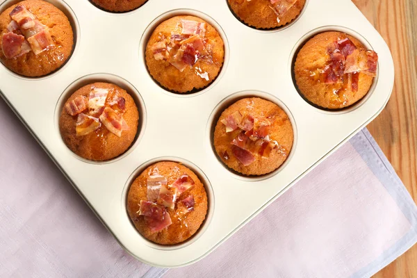 Lekkere spek muffins in schimmel op tafel — Stockfoto