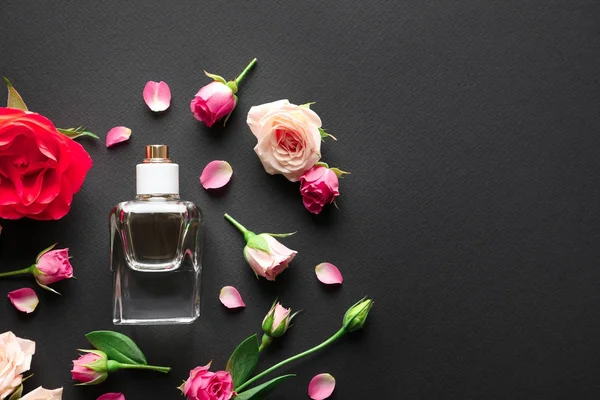 Parfém s květinami na tmavém pozadí — Stock fotografie