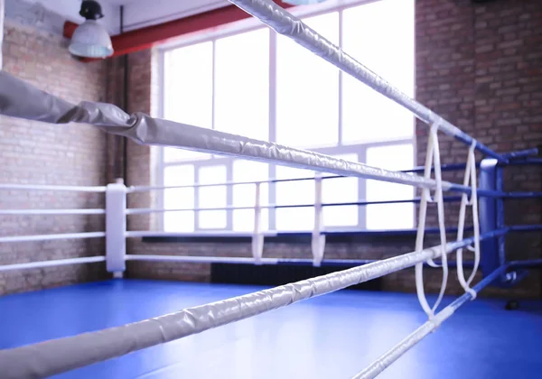 ジムで空のボクシングのリングのビュー — ストック写真