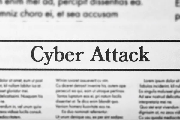 Schlagzeile "Cyber-Angriff" in Zeitung, Nahaufnahme — Stockfoto