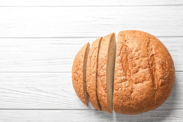 Яскравий свіжий хліб на дерев'яному фоні — стокове фото
