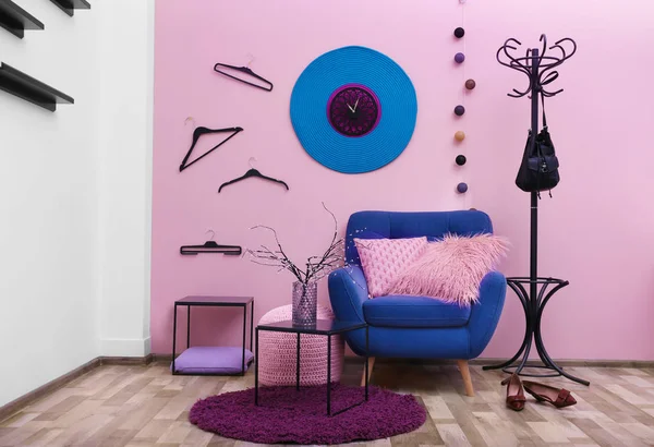 Schönes Interieur mit Sessel und Kissen — Stockfoto