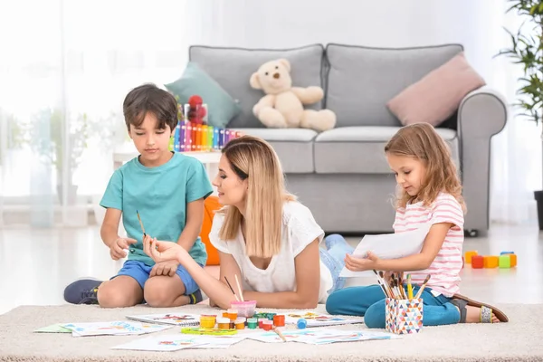 Mutter mit Kindern malt zu Hause — Stockfoto