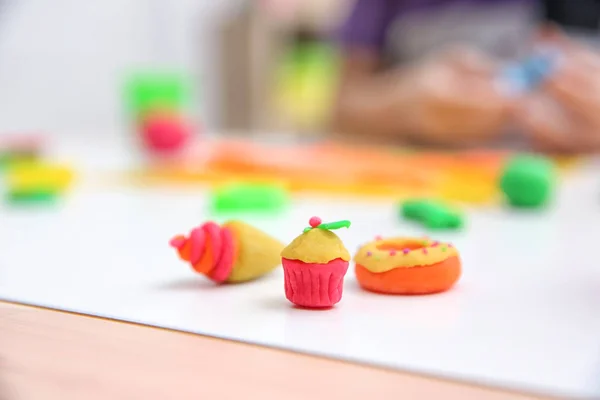 Cupcake aus Spielteig auf dem Tisch vor verschwommenem Hintergrund — Stockfoto