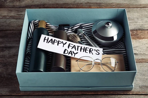Концепция Дня отца. Коробка с подарками на деревянном столе — стоковое фото