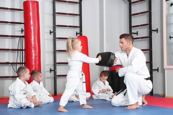 Mężczyzna karate Instruktor szkolenia dzieci w dojo — Zdjęcie stockowe