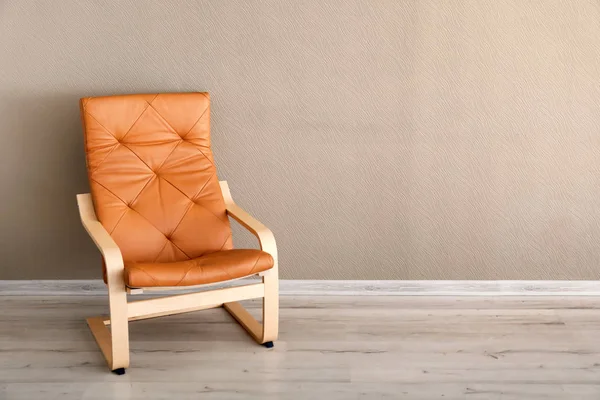 컬러 벽 근처에 편안 한 안락의자 — 스톡 사진