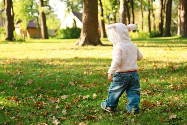 가 공원에서 산책 하는 사랑 스러운 어린 소녀 — 스톡 사진