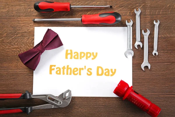 Set van tools met wenskaart op houten achtergrond. Father's Day concept — Stockfoto
