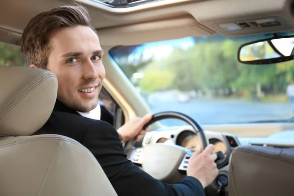 Biznesmen w siedzenie kierowcy samochodu — Zdjęcie stockowe