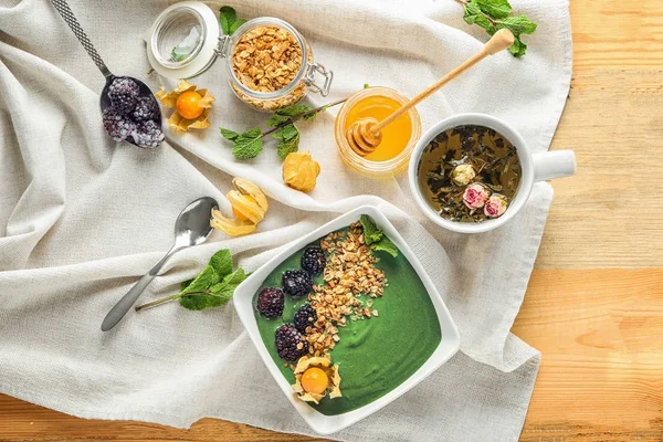 Composition with yummy spirulina smoothie on wooden table. Healthy vegan food concept — Stock Photo, Image