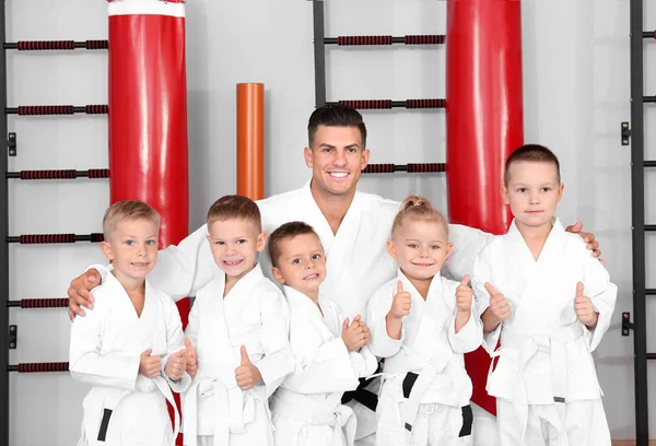 Instruktor karate mężczyzna z małymi dziećmi w dojo — Zdjęcie stockowe